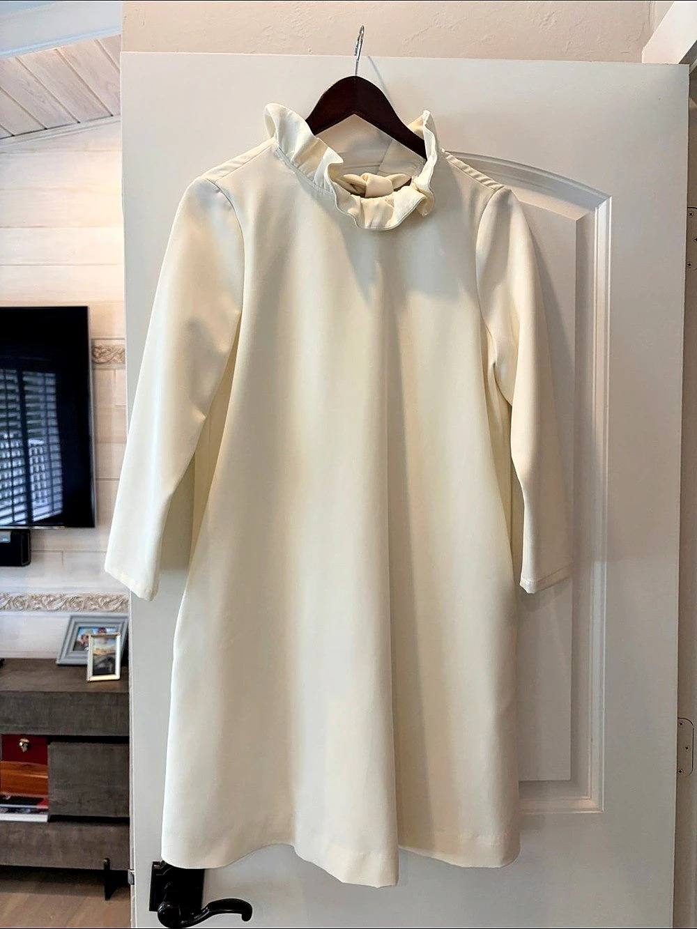 TuckerNuck Ruffle Collar Blouse in White Small Like New